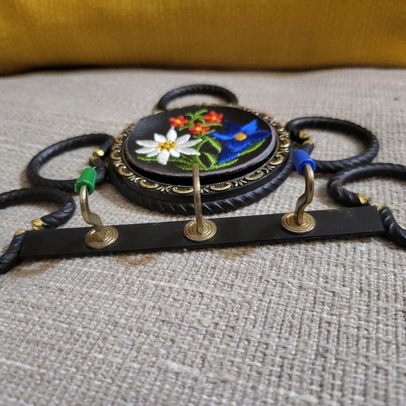 3 Hook Floral Leather Patched Embossed Wrought Iron Key Holder 6.75"×5" Germany - Picture 3 of 7